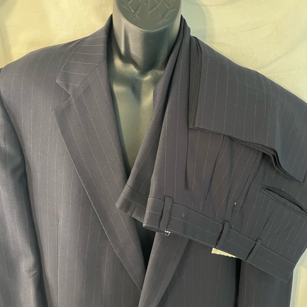 Men’s 2 button Pinstripe Navy Blue Suit. Est. Sz. 42 R Botany Couture. Good cond